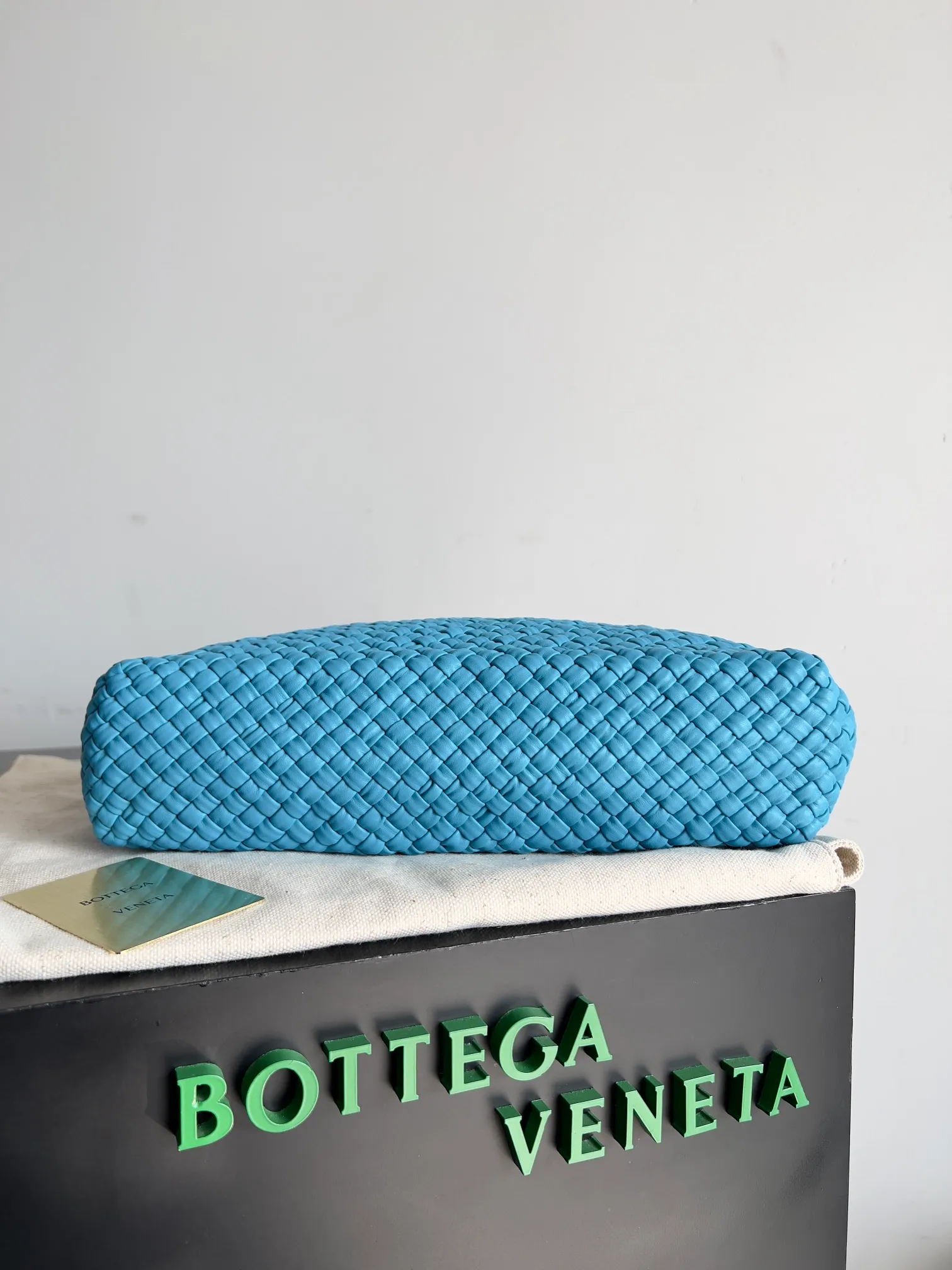 Batch 5760 BV collectible small woven handbags are really YYDS!! Bottega Veneta’s most classic small woven handbags are back! ! We use the highest quality leather with the highest craftsmanship❤️ to create the most expensive works. We have created the original Intrecciato leather weaving process❤️ This unique traditional exclusive leather weaving method has not only become our logo but also reflects the time-consuming and labor-intensive craftsmanship of our products❤️ The new TOSCA handbag must be a selection worth collecting🆕 Style number: 716974 Size: 27*9*18cm